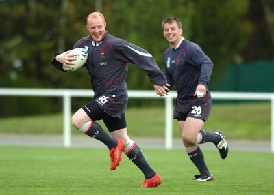 26.09.07 - Wales Rugby World Cup Training - Martyn Williams gets clear during training 