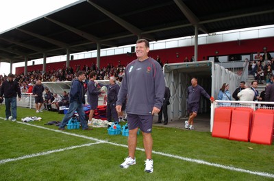 26.09.07 - Wales Rugby World Cup Training - Wales Coach, Gareth Jenkins attends a training session open to the public in St Nazaire 