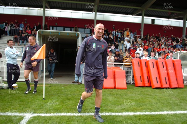 26.09.07 - Wales Rugby World Cup Training - Wales Captain, Gareth Thomas arrives for a training session open to the public in St Nazaire 