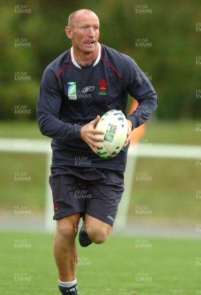 26.09.07 - Wales Rugby World Cup Training - Gareth Thomas in action during training 