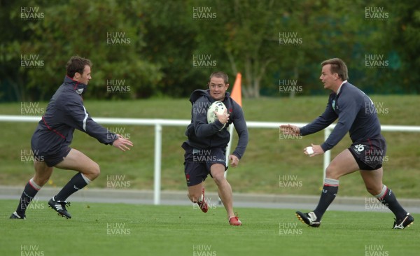 26.09.07 - Wales Rugby World Cup Training - Shane Williams takes on Matthew Rees(R) and Mark Jones during training 