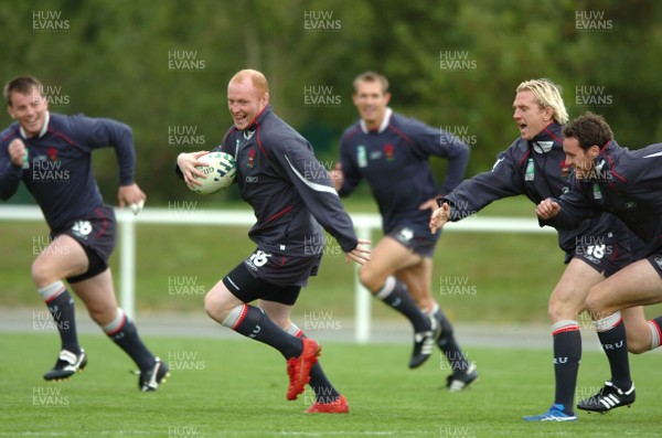 26.09.07 - Wales Rugby World Cup Training - Martyn Williams beats Alix Popham and Mark Jones(R) during training 