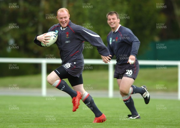 26.09.07 - Wales Rugby World Cup Training - Martyn Williams gets clear during training 