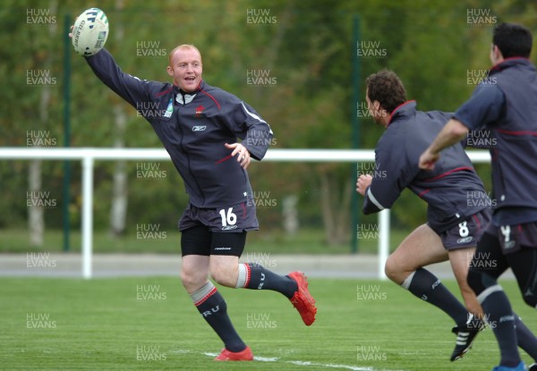 26.09.07 - Wales Rugby World Cup Training - Martyn Williams gets clear during training 