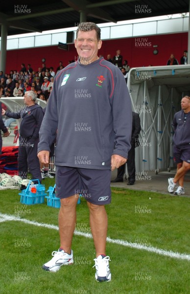26.09.07 - Wales Rugby World Cup Training - Wales Coach, Gareth Jenkins attends a training session open to the public in St Nazaire 