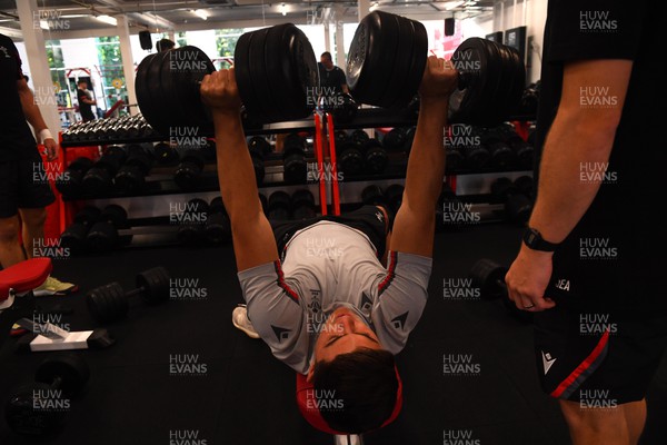 261022 - Wales Rugby Gym Session - Louis Rees-Zammit during a weights session