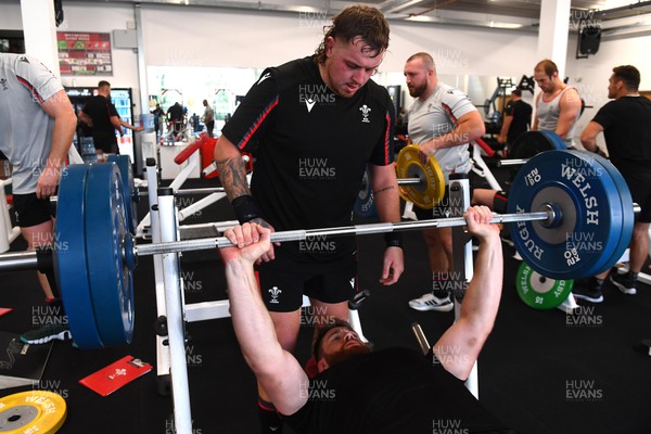 261022 - Wales Rugby Gym Session - Sam Wainwright and Rhodri Jones during a weights session