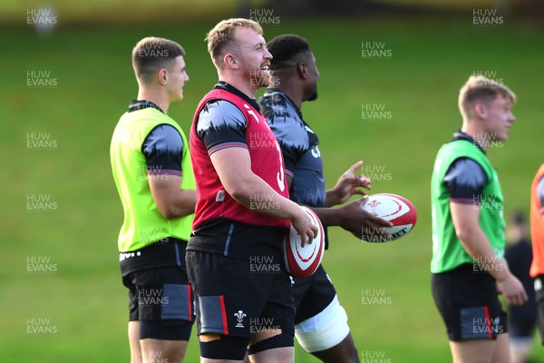 261022 - Wales Rugby Training - Tommy Reffell during training