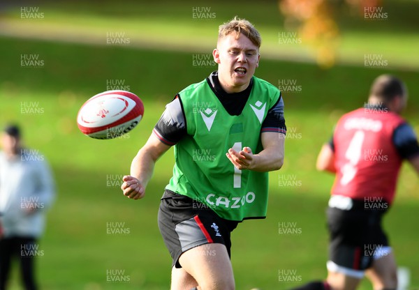 261022 - Wales Rugby Training - Sam Costelow during training