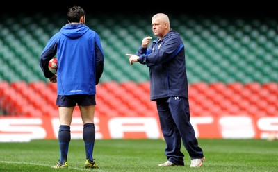 26.11.10 - Wales Rugby Training - Head coach Warren Gatland talks to Stephen Jones during training. 