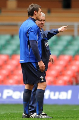 26.11.10 - Wales Rugby Training - Head coach Warren Gatland talks to Tom James during training. 