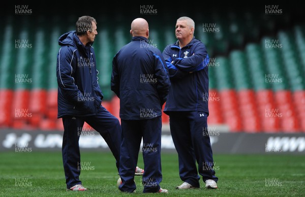 26.11.10 - Wales Rugby Training - Head coach Warren Gatland(r) talks to his assistants Rob Howley(L) and Shaun Edwards during training. 