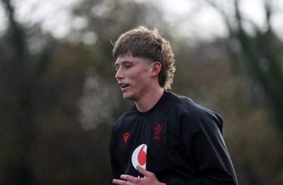 261125 - Wales Rugby Training ahead of their final Quilter Nations Series game against South Africa - Ellis Mee during training