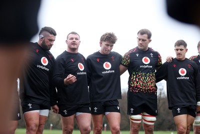 261125 - Wales Rugby Training ahead of their final Quilter Nations Series game against South Africa - Dewi Lake during the team huddle