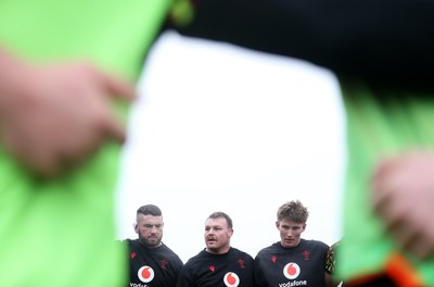 261125 - Wales Rugby Training ahead of their final Quilter Nations Series game against South Africa - Dewi Lake during the team huddle