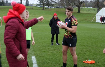 261125 - Wales Rugby Training ahead of their final Quilter Nations Series game against South Africa - Wales U20s Head Coach Richard Whiffin