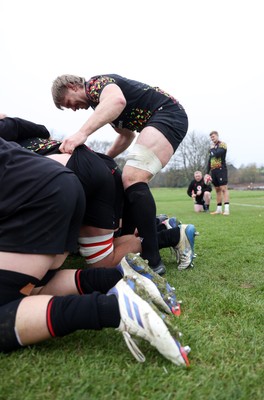 261125 - Wales Rugby Training ahead of their final Quilter Nations Series game against South Africa - Aaron Wainwright during training