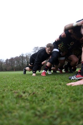 261125 - Wales Rugby Training ahead of their final Quilter Nations Series game against South Africa - Alex Mann during training