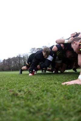 261125 - Wales Rugby Training ahead of their final Quilter Nations Series game against South Africa - Alex Mann during training