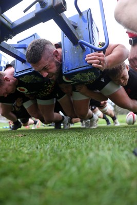 261125 - Wales Rugby Training ahead of their final Quilter Nations Series game against South Africa - Gareth Thomas during training