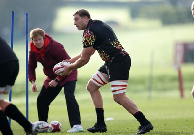 261125 - Wales Rugby Training ahead of their final Quilter Nations Series game against South Africa - Ben Carter during training