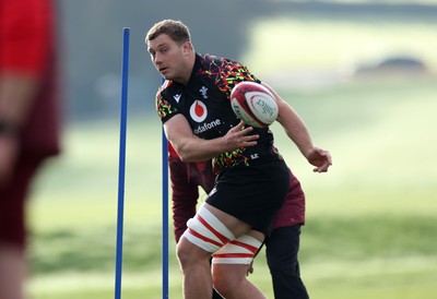 261125 - Wales Rugby Training ahead of their final Quilter Nations Series game against South Africa - Ben Carter during training