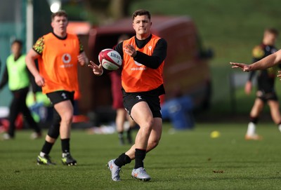 261125 - Wales Rugby Training ahead of their final Quilter Nations Series game against South Africa - Callum Sheedy during training