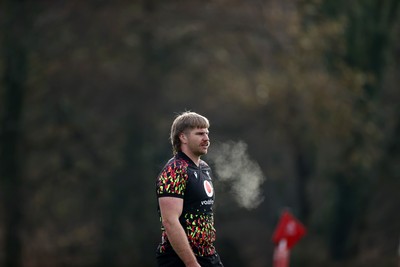 261125 - Wales Rugby Training ahead of their final Quilter Nations Series game against South Africa - Aaron Wainwright during training