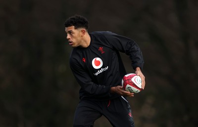 261125 - Wales Rugby Training ahead of their final Quilter Nations Series game against South Africa - Rio Dyer during training