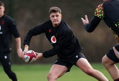 261125 - Wales Rugby Training ahead of their final Quilter Nations Series game against South Africa - Callum Sheedy during training