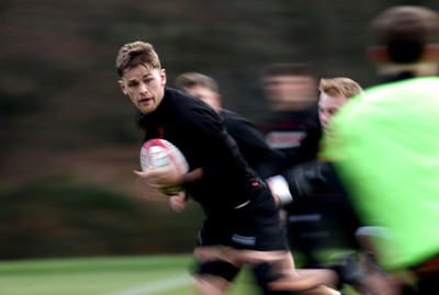 261125 - Wales Rugby Training ahead of their final Quilter Nations Series game against South Africa - Alex Mann during training