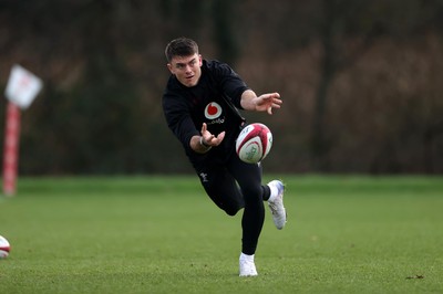 261125 - Wales Rugby Training ahead of their final Quilter Nations Series game against South Africa - Reuben Morgan-Williams during training