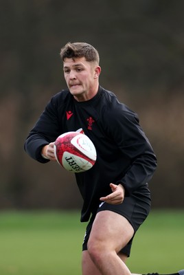 261125 - Wales Rugby Training ahead of their final Quilter Nations Series game against South Africa - Callum Sheedy during training