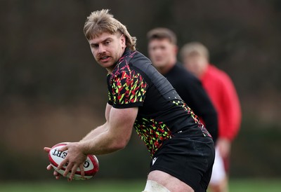 261125 - Wales Rugby Training ahead of their final Quilter Nations Series game against South Africa - Aaron Wainwright during training
