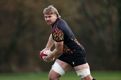 261125 - Wales Rugby Training ahead of their final Quilter Nations Series game against South Africa - Aaron Wainwright during training