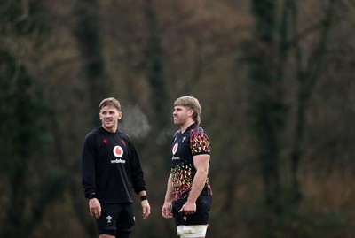 261125 - Wales Rugby Training ahead of their final Quilter Nations Series game against South Africa - Alex Mann and Aaron Wainwright during training