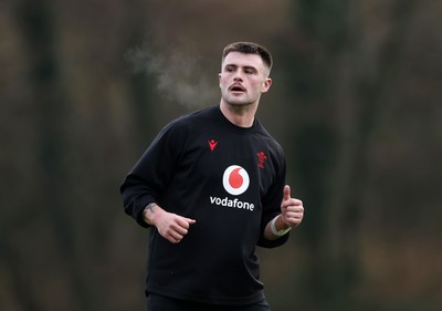 261125 - Wales Rugby Training ahead of their final Quilter Nations Series game against South Africa - Joe Roberts during training
