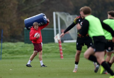 261125 - Wales Rugby Training ahead of their final Quilter Nations Series game against South Africa - Duncan Jones, Scrum Coach during training