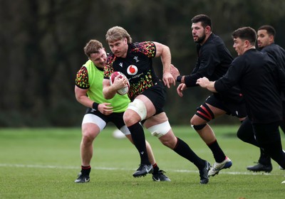 261125 - Wales Rugby Training ahead of their final Quilter Nations Series game against South Africa - Aaron Wainwright during training