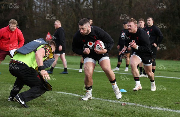261125 - Wales Rugby Training ahead of their final Quilter Nations Series game against South Africa - Gareth Thomas during training