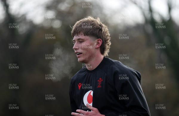 261125 - Wales Rugby Training ahead of their final Quilter Nations Series game against South Africa - Ellis Mee during training