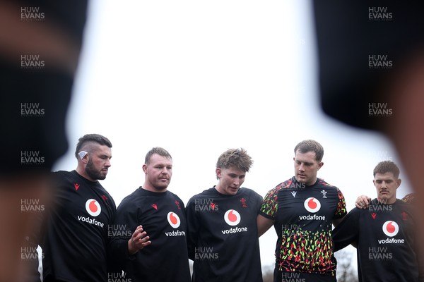 261125 - Wales Rugby Training ahead of their final Quilter Nations Series game against South Africa - Dewi Lake during the team huddle
