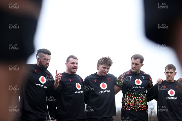 261125 - Wales Rugby Training ahead of their final Quilter Nations Series game against South Africa - Dewi Lake during the team huddle