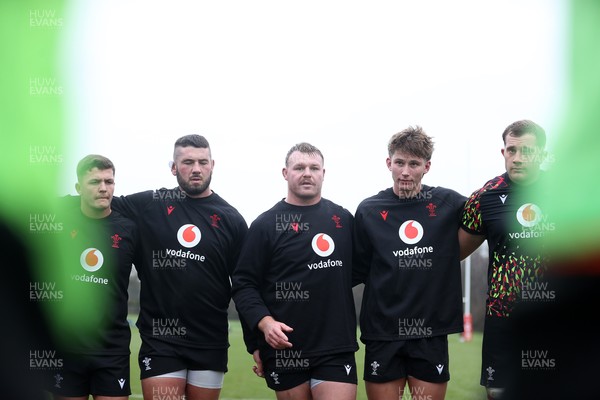 261125 - Wales Rugby Training ahead of their final Quilter Nations Series game against South Africa - Dewi Lake during the team huddle