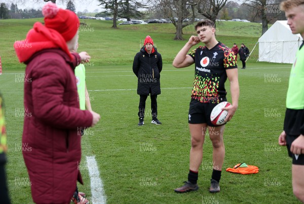 261125 - Wales Rugby Training ahead of their final Quilter Nations Series game against South Africa - Wales U20s Head Coach Richard Whiffin