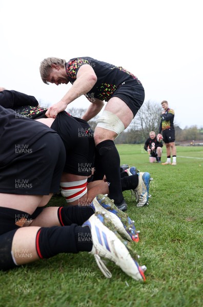261125 - Wales Rugby Training ahead of their final Quilter Nations Series game against South Africa - Aaron Wainwright during training