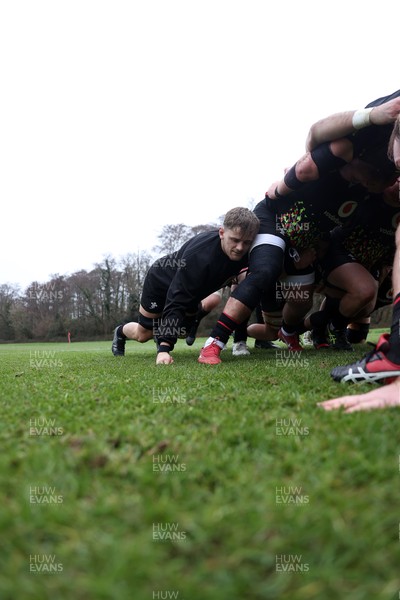 261125 - Wales Rugby Training ahead of their final Quilter Nations Series game against South Africa - Alex Mann during training