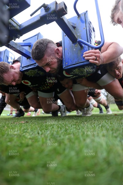 261125 - Wales Rugby Training ahead of their final Quilter Nations Series game against South Africa - Gareth Thomas during training