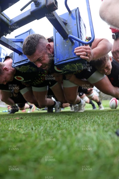 261125 - Wales Rugby Training ahead of their final Quilter Nations Series game against South Africa - Gareth Thomas during training