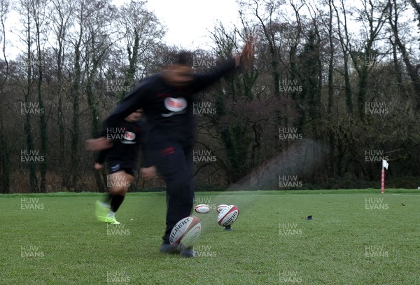 261125 - Wales Rugby Training ahead of their final Quilter Nations Series game against South Africa - Ben Thomas during training